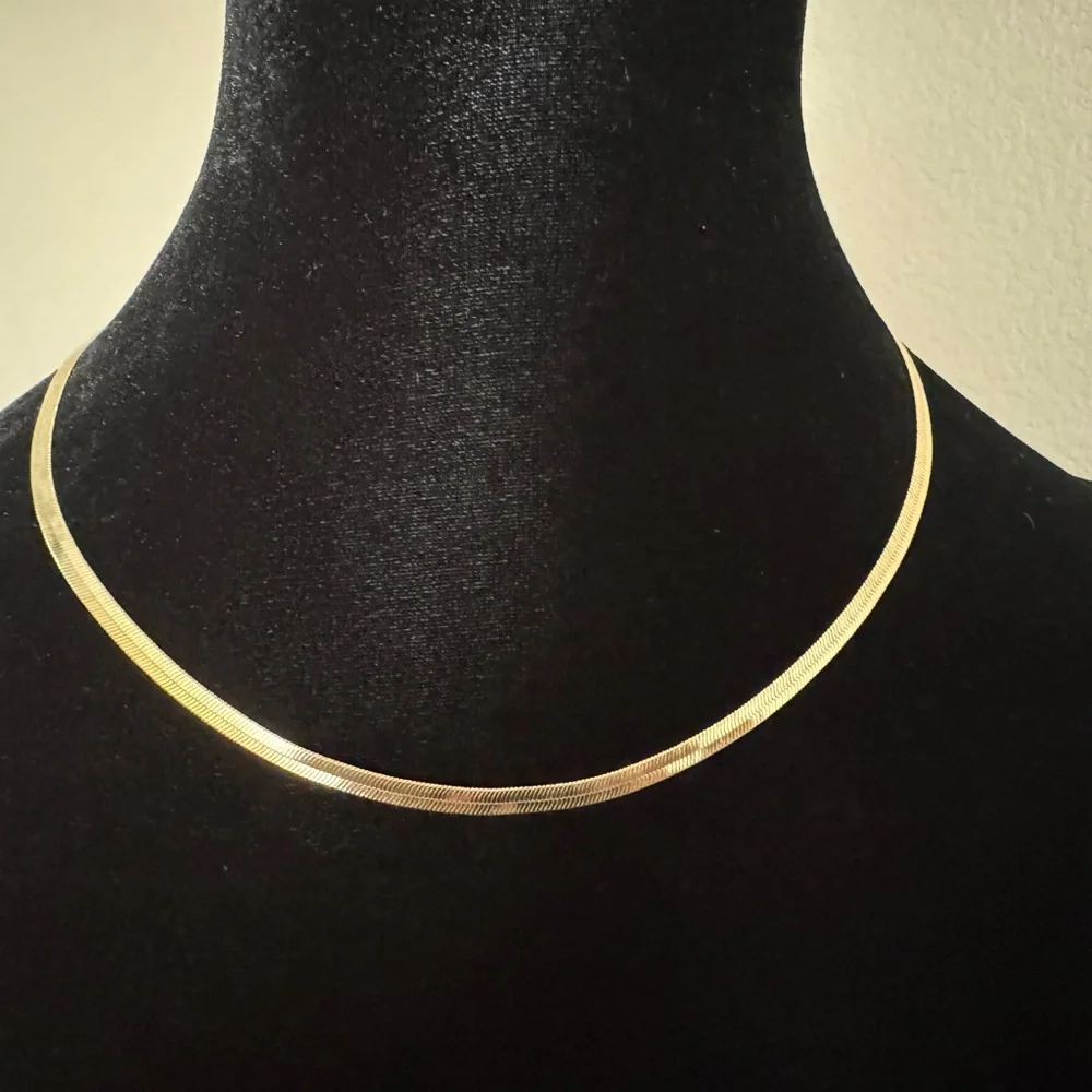 Kendra Scott Kassie Chain Necklace in Gold - Picture 7 of 8